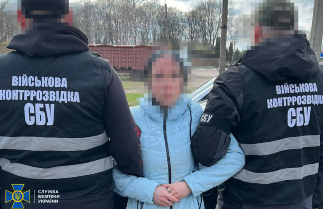 В Черниговской области задержали женщину, которая устанавливала «видеоловушки», чтобы корректировать удары РФ по эшелонам ВСУ