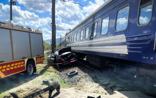 На Закарпатье легковой автомобиль столкнулся с пассажирским поездом, есть пострадавший — фото
