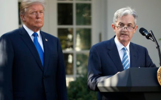 Фондовые рынки США резко упали из-за критики Трампа в адрес главы ФРС Пауэлла
