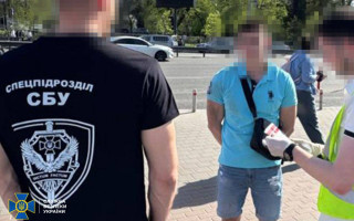 Инспектора Департамента земельных ресурсов КГГА задержали за взятку в $15 тысяч