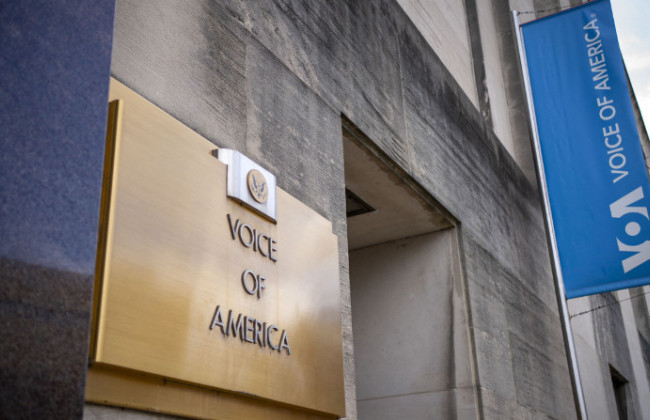 В США суд обязал администрацию Трампа возобновить работу «Голоса Америки»