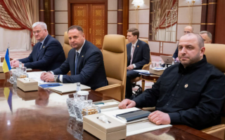 Андрій Єрмак повідомив, що прибув до Лондона на перемовини разом з Умєровим та Сибігою