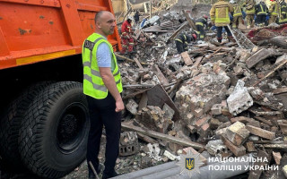 В Киеве из-под завалов достали мужчину, который находился там около 6 часов