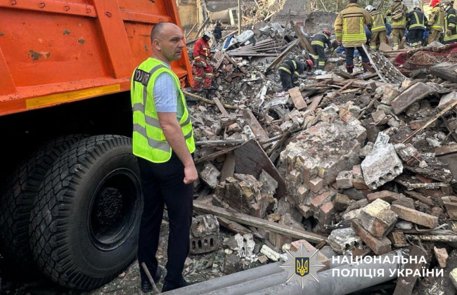 В Киеве из-под завалов достали мужчину, который находился там около 6 часов