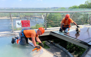 На пешеходно-велосипедном мосту в Киеве наконец заменили поврежденное стекло – фото