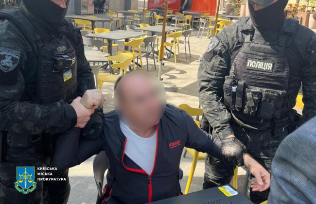 В Киеве задержали мужчину, который за 170 тысяч обещал «устроить» на руководящую должность в полицию через влиятельные связи.