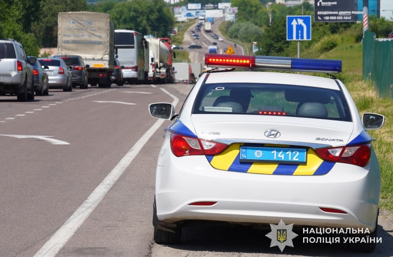 У Львові під час виклику про бійку чоловік побив патрульних