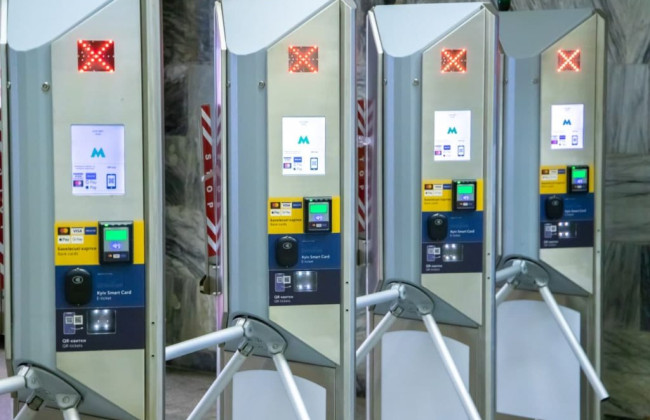 В метро Киева временно не работает оплата картой из-за сбоя в «Ощадбанке»