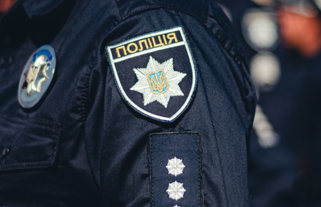 У Києві 20-річний хлопець побив 16-річну дівчину під час вечірки — справою зайнялася поліція