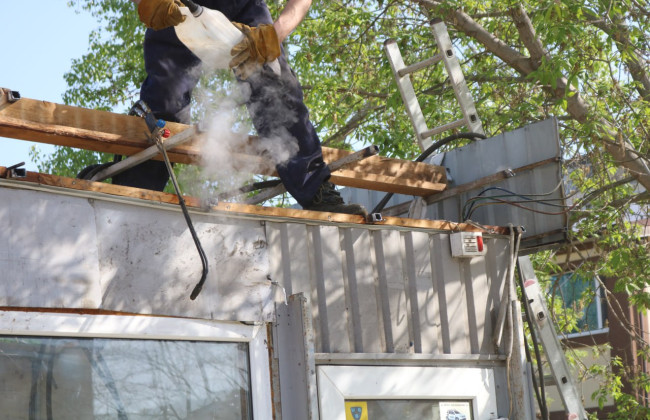 В Киеве возле метро Оболонь убрали МАФы