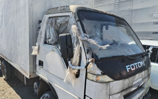 В Киеве демонтировали автолавки и прицепы, загромождавшие улицу в Деснянском районе