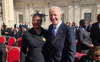 Був веселим і робив селфі — Джо Байдена розкритикували за поведінку на похороні Папи Римського, фото