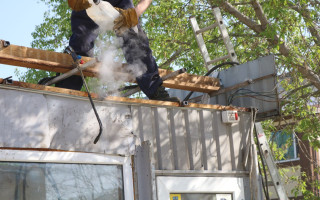 В Киеве возле метро Оболонь убрали МАФы