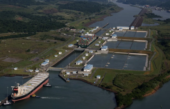 Трамп требует бесплатного прохода американских судов через Панамский и Суэцкий каналы