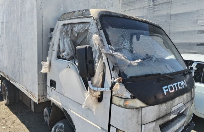 У Києві демонтували автолавки та причепи, які захаращували вулицю в Деснянському районі