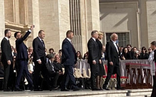 Селфі під час скорботи: європейських лідерів розкритикували за фото перед похороном Папи Римського