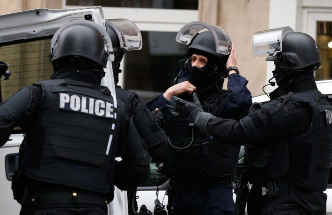 Во Франции арестовали 25 человек по подозрению в терроризме после серии нападений на тюрьмы