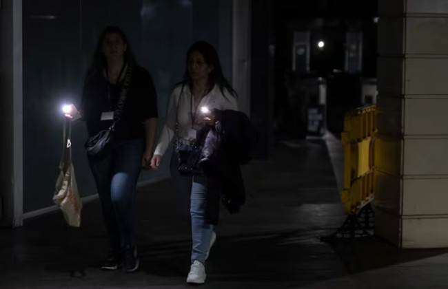 Закрываются магазины, а лифты стали «ловушкой» — в Испании началась паника из-за блэкаута