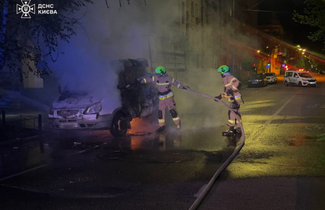 В Киеве ночью загорелся припаркованный грузовик в Подольском районе
