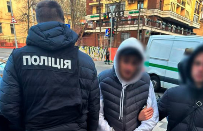 В Киеве задержали двух мужчин за совершение грабежа под предлогом обмена валюты