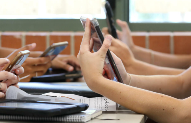 Финляндия вводит ограничения на смартфоны в школах — что изменится с 1 августа