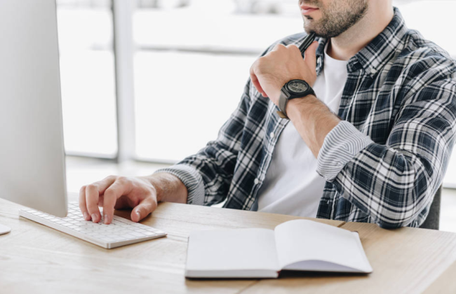 Родители, чьи дети учатся онлайн, могут работать из дома — Зеленский подписал закон