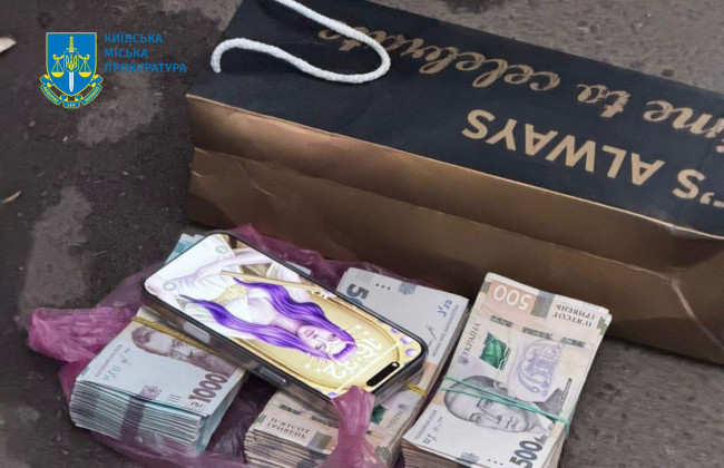 В Киеве чиновница медучреждения требовала взятку у раненого военного