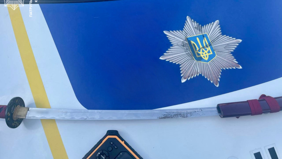 У Києві зупинили чоловіка з мечем – йшов хизуватися ним до друзів