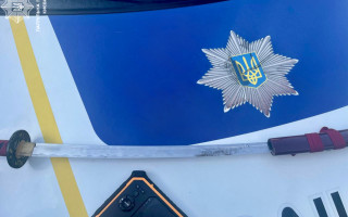 У Києві зупинили чоловіка з мечем – йшов хизуватися ним до друзів