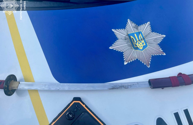 В Киеве остановили мужчину с мечом – шел хвастаться им к друзьям