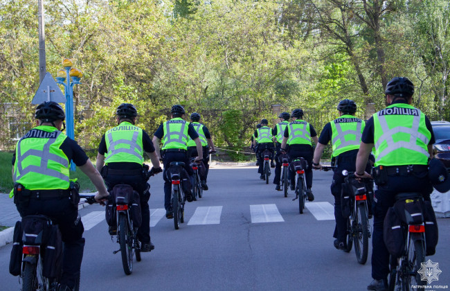 На улицы Киева возвращаются патрульные на велосипедах, мотоциклах и лошадях – фото