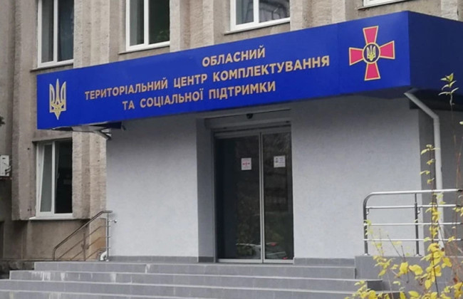 Военнообязан был в стяжках и прикован к разным предметам — Киевский ТЦК объяснил инцидент