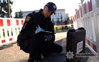 В Одессе мужчина с ножами напал на полицейских, им пришлось применить оружие