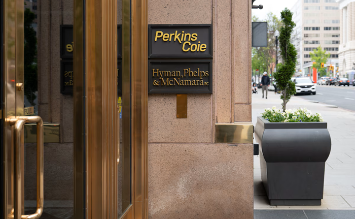 Федеральна суддя скасувала указ Трампа про покарання юридичної фірми Perkins Coie, яка представляла клієнтів-опонентів Трампа