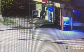 У Києві чоловік пошкодив банкомат бетонним блоком, обурившись, що на карті немає грошей