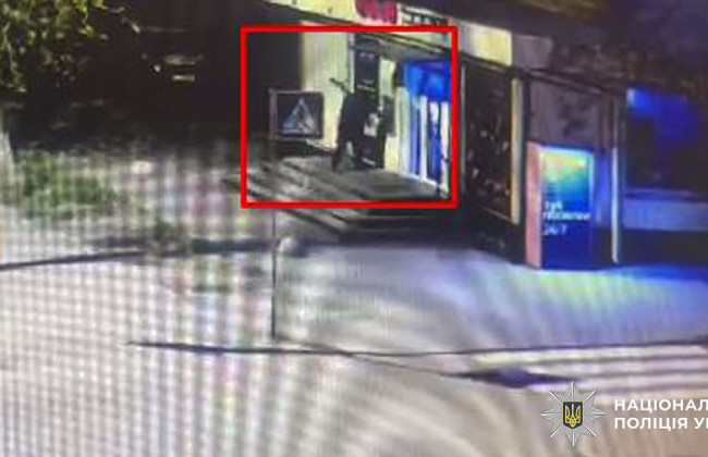 В Киеве мужчина повредил банкомат бетонным блоком, возмутившись, что на карте нет денег