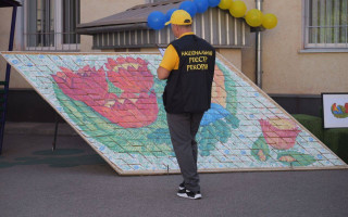 В Кривом Роге из имбирных пряников, расписанных петриковской росписью, создали панно