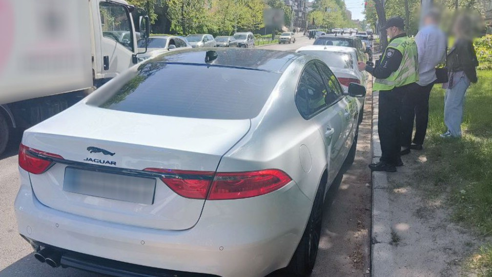 Погоня у Києві: водій Jaguar без водійського посвідчення тікав від патрульних