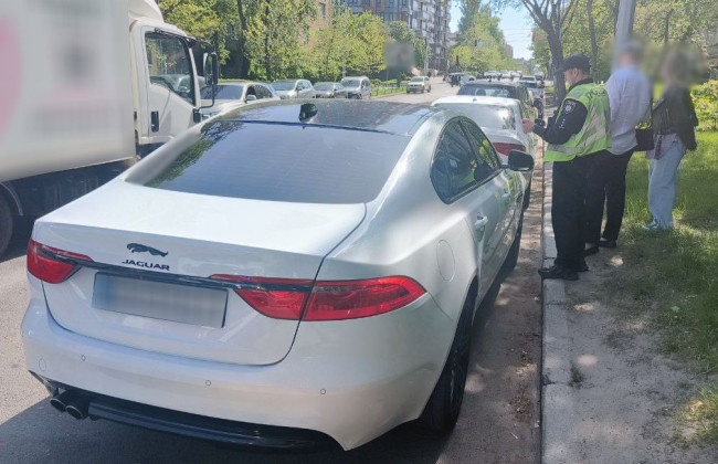 Погоня в Киеве: водитель Jaguar без водительского удостоверения угонял от патрульных