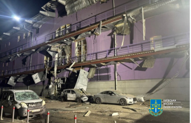 В Киеве в результате атаки БпЛА пострадал ТРЦ Dream Berry