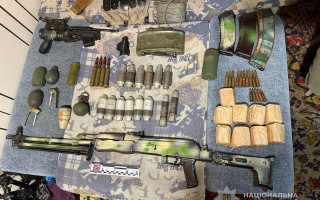 В Запорожье мужчина ходил по городу в немецкой форме времен Второй мировой войны и с гранатой в руках