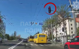 У Києві покарали водія, який проїхав перехрестя на червоний сигнал світлофора — відео