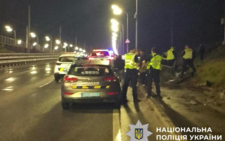 Автомобиль превратился в груду металла — на Дарницком мосту произошло серьезное ДТП с пострадавшими, фото