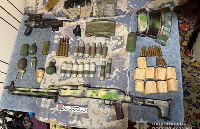 В Запорожье мужчина ходил по городу в немецкой форме времен Второй мировой войны и с гранатой в руках