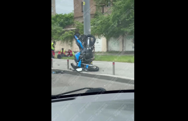 В Киеве байкер врезался в столб – на проспекте Бандеры остановились троллейбусы