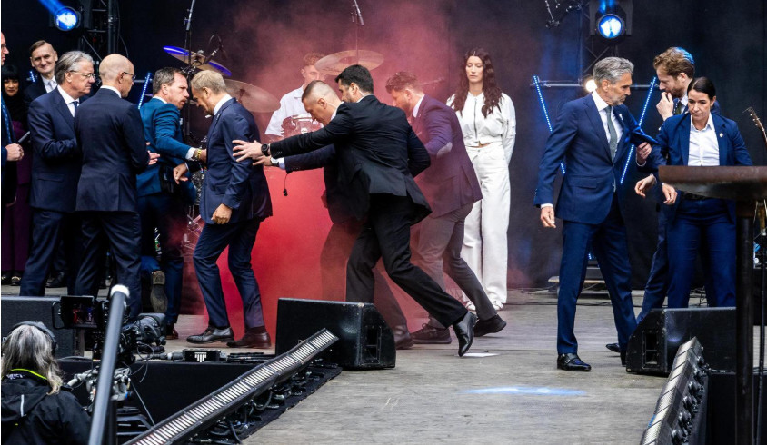 Во время выступления в премьер-министров Польши Туска и Нидерландов Схофа бросили дымовую шашку, видео