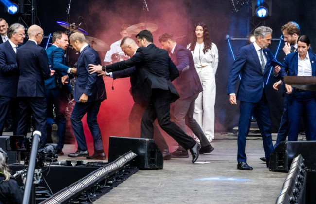 Во время выступления в премьер-министров Польши Туска и Нидерландов Схофа бросили дымовую шашку, видео