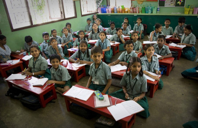 В Индии более 100 детей отравились школьным обедом — в еде обнаружили останки змеи