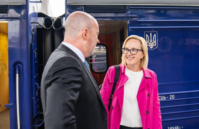 В Киев прибыла временно поверенная в делах США в Украине Джули Дэвис