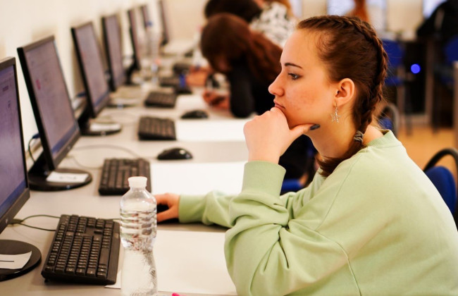 Під час повітряної тривоги іспити НМТ призупинятимуть — у Міносвіти пояснили, як діятимуть правила